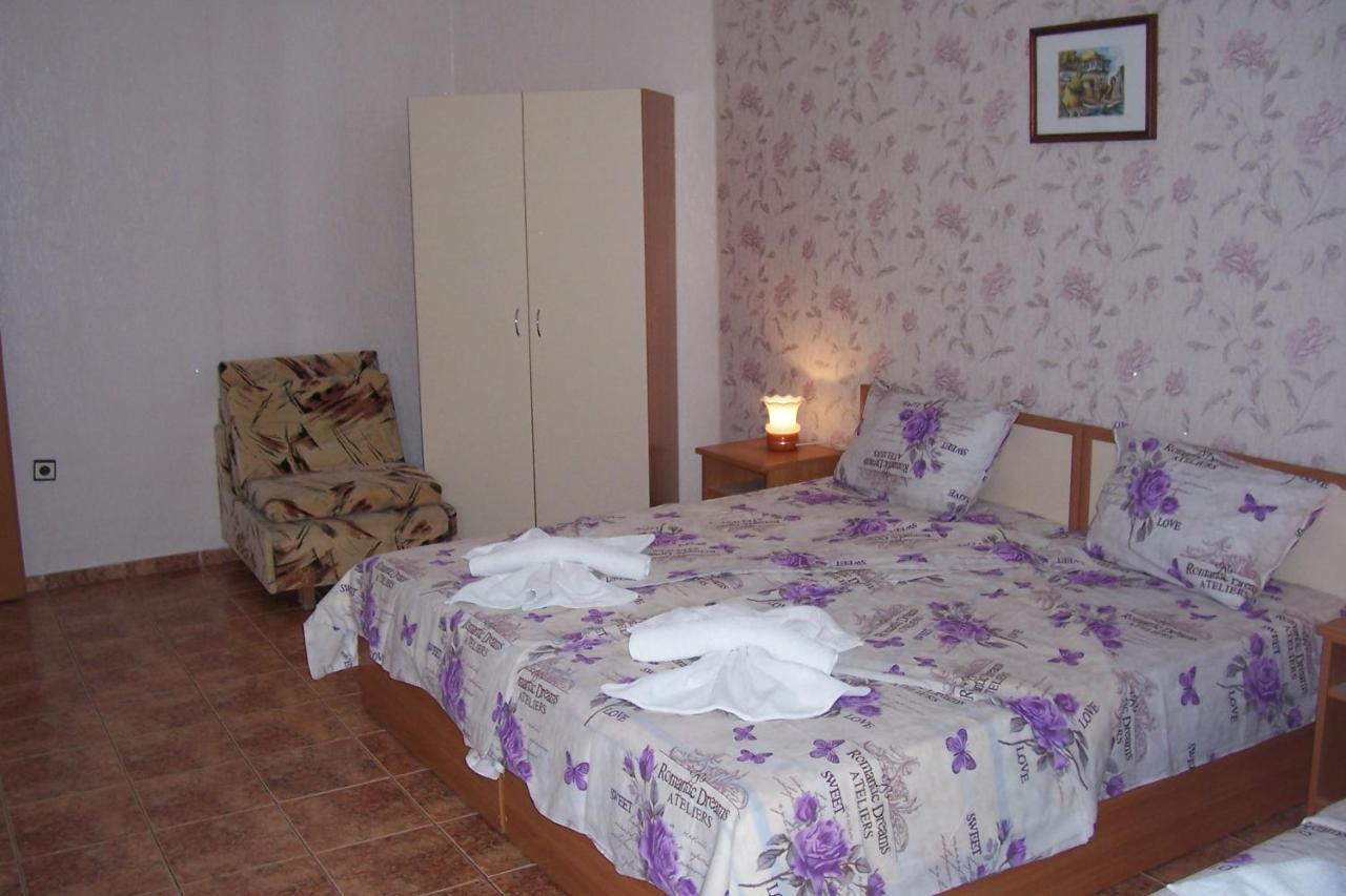 Nelly Guest House Равда Экстерьер фото